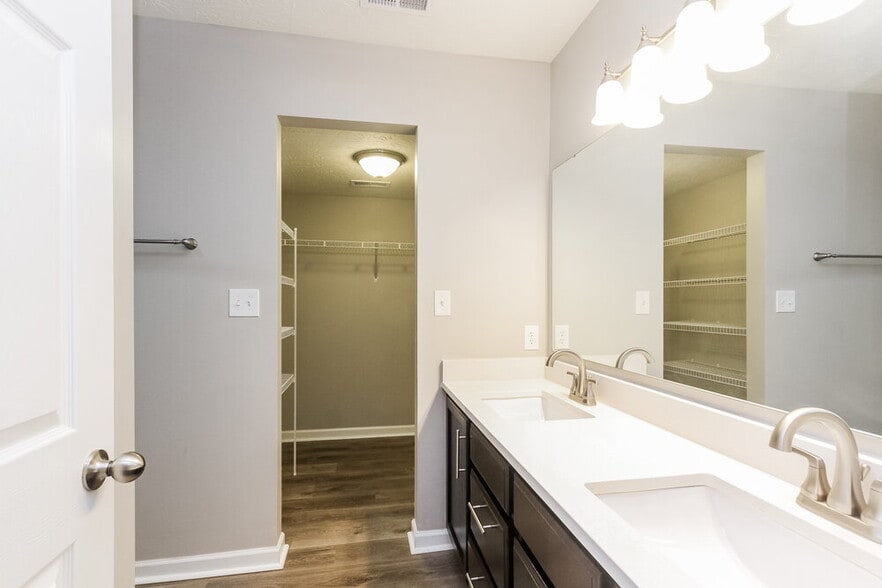 Building Photo - 2633 Shadowbrook Trace