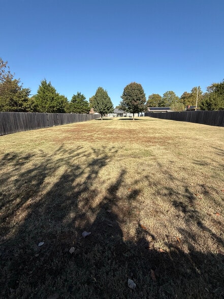 Building Photo - 3213 E Oakridge St