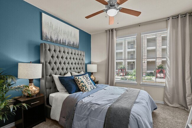 Building Photo - Stylish 1 Bed/1 Bath Living in the Vibrant...