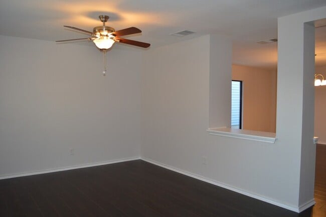 Building Photo - Newly remodeled 3 bed 2 bath