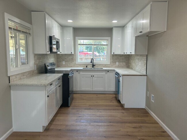 Building Photo - 1404 Grape Ave