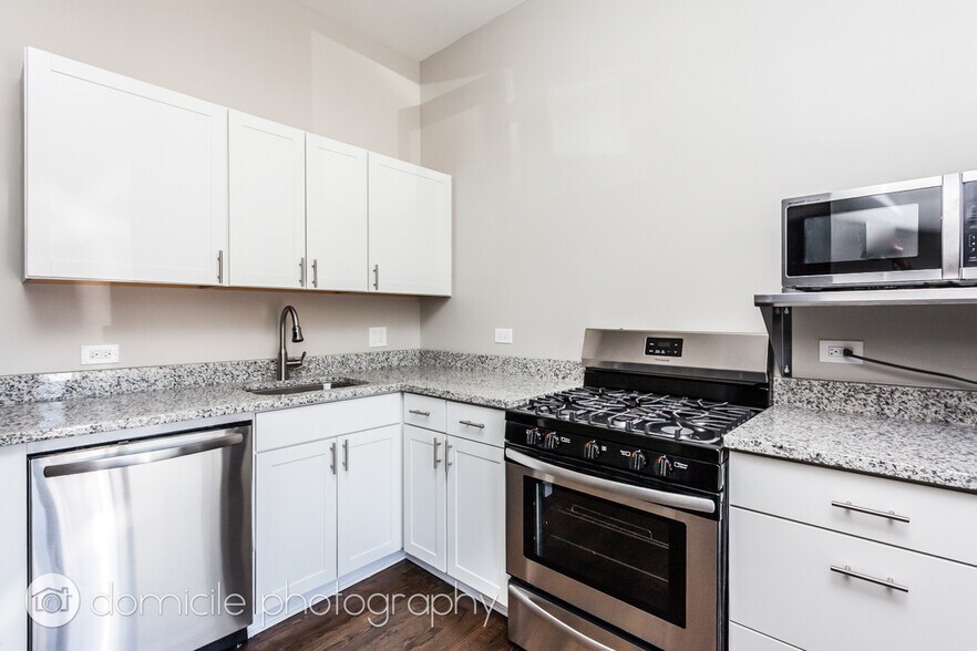 Building Photo - 1056 W Cornelia Ave