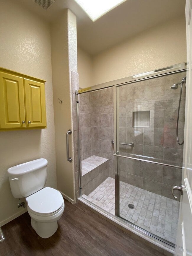 Building Photo - Beautiful 2 Bedroom Del Prado Condominium ...