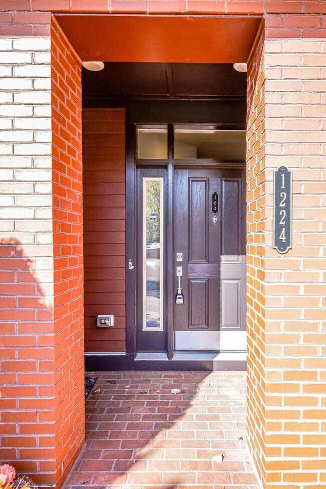 Building Photo - Updated 3br/2.5ba Condo Townhome Alexandria Walk to Metro