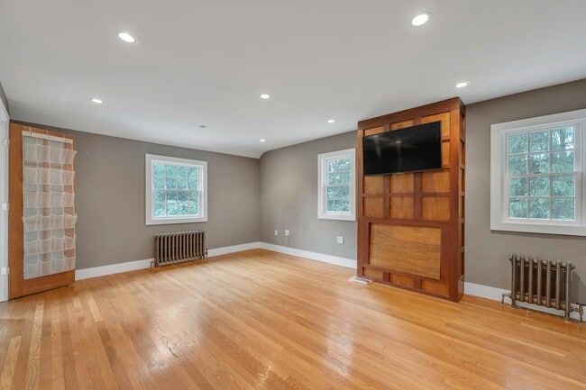 Building Photo - 278 Maple St