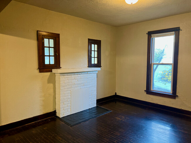 Living Room - Fireplace - facing South. - 2028 Bristow St