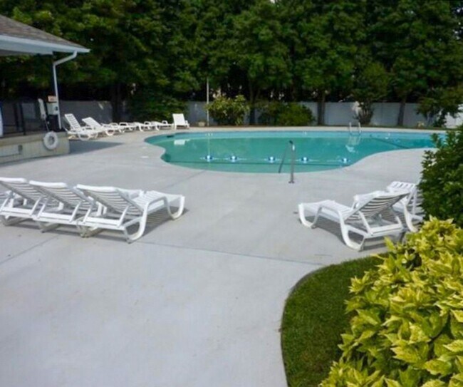 Building Photo - Adorable 2 bedroom, 2 1/2 bathroom townhom...