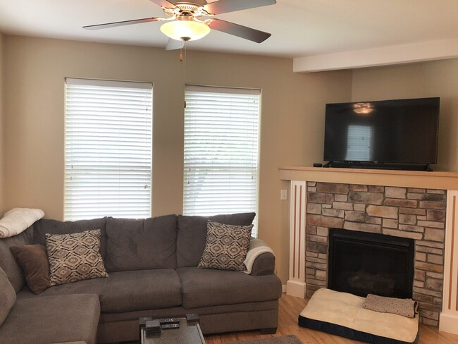 Great room - 2509 Custer Dr