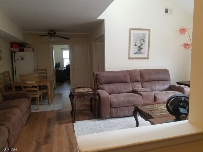 Building Photo - 806 Yorkshire Dr