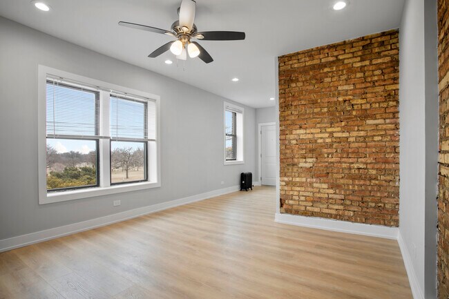 Building Photo - 1704 W Juneway Terrace