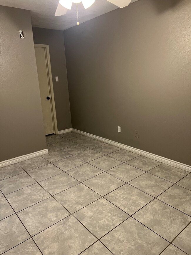 Building Photo - 3900 Woodchase Dr