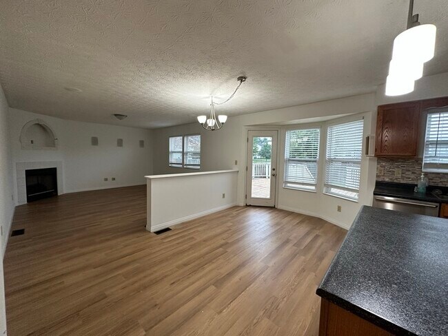 Building Photo - 1767 Damos Way
