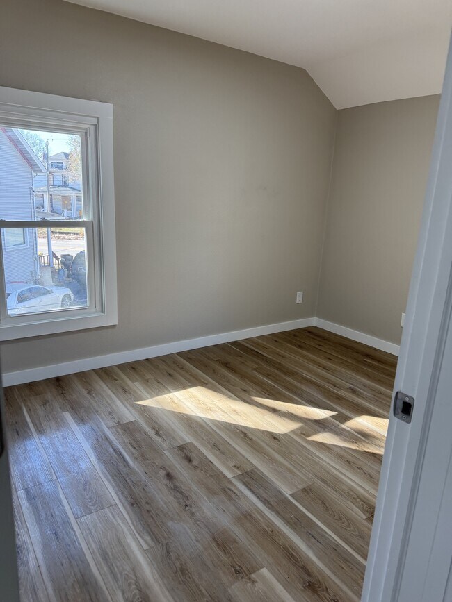 Building Photo - 724 Napoleon St