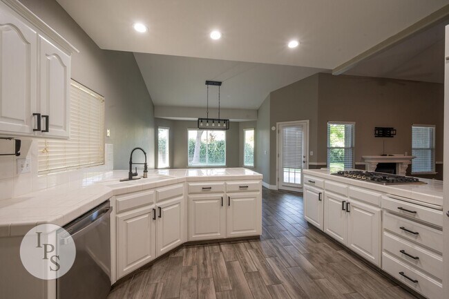 Building Photo - North West Fresno Modern/Updated Home, 3BR/2BA, Built 2004 - Lots of Amenities!