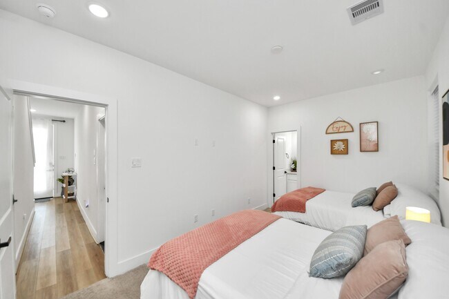 Building Photo - 3004 Holman St