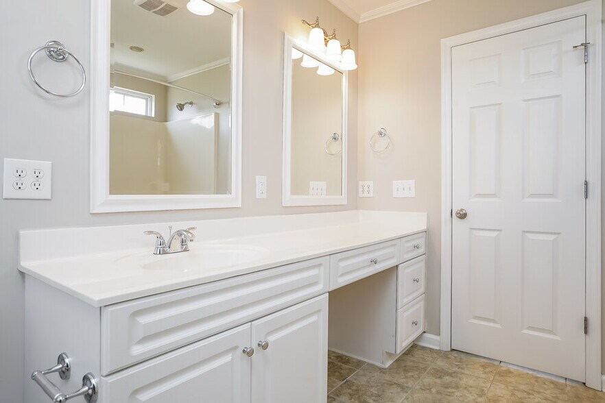 Building Photo - 2165 Southfort Dr