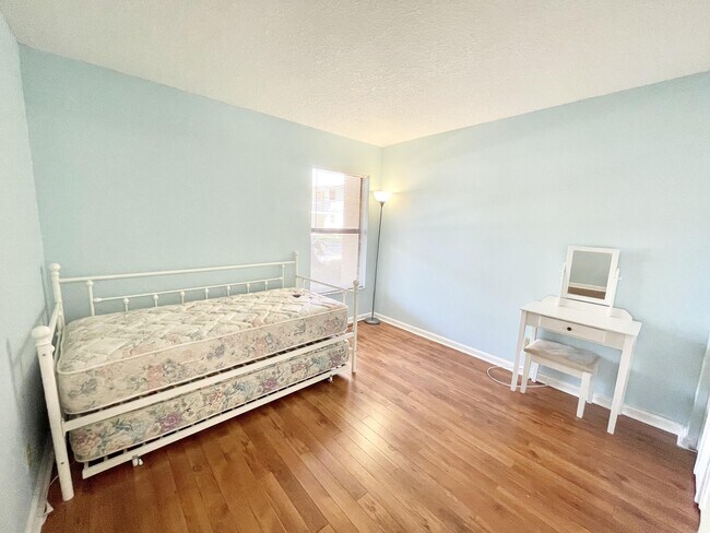 Building Photo - 3130 Millwood Terrace