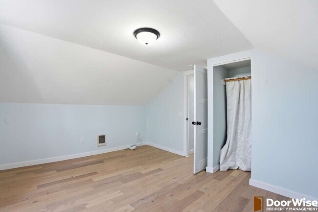 Building Photo - Charming 4-Bed Newberg Home!