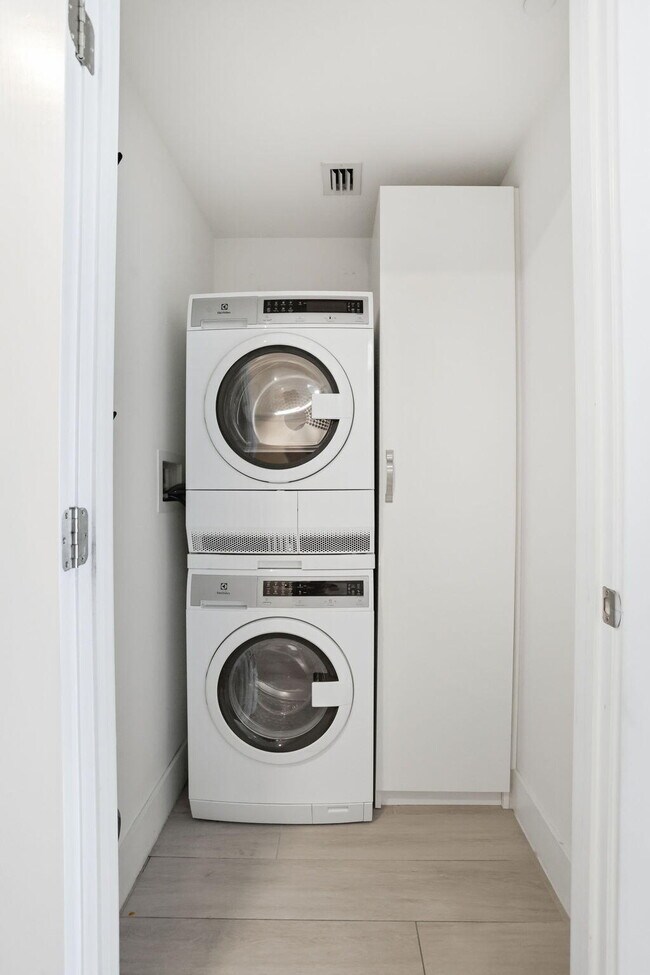 Building Photo - 111 SE 1st Ave