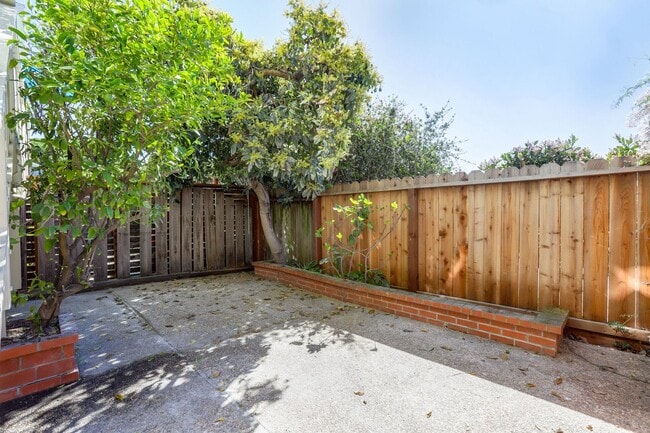 Building Photo - Sunny Potrero Hill 3BR / 1BA Townhome | Private Yard | YouTube Tour