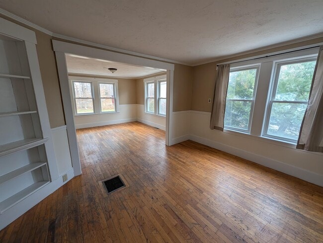 Building Photo - 30 Pleasant St