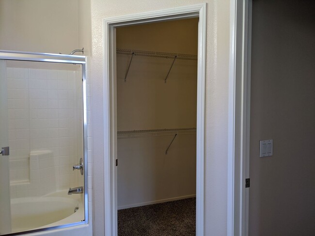 Building Photo - 2Bed/2Bath Condo off Douglas in Oceanside~...
