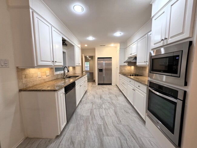 Building Photo - Large Duplex Unit just down the Street fro...