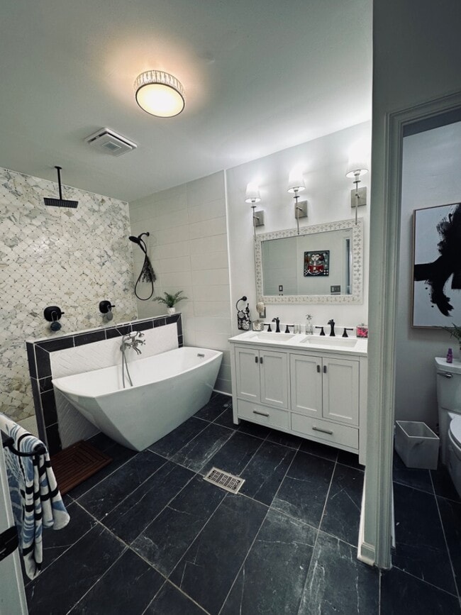 Building Photo - 2481 E Cloverdale Prk