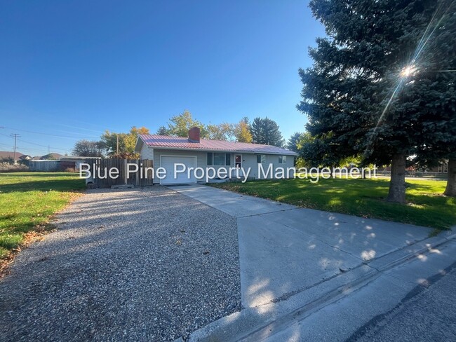 Primary Photo - 810 Bergeson Dr