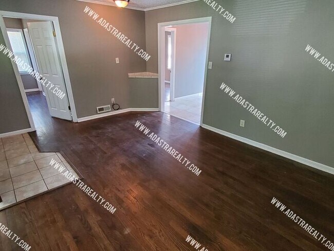 Building Photo - Remodeled 2 Bedroom Raytown Home w/Potential 3rd Bedroom-Available NOW!!