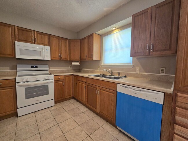 Building Photo - 3 Bed 1.5 Bath in Shawnee!