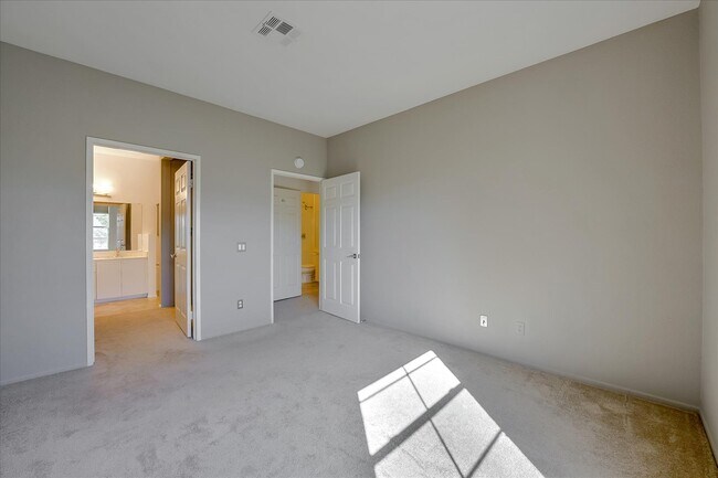 Building Photo - 10820 Sabre Hill Dr