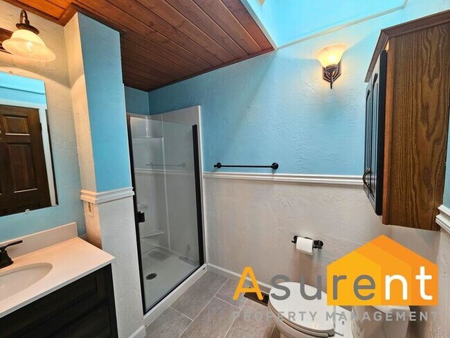 Building Photo - Stunning Home located in the picturesque Ashland