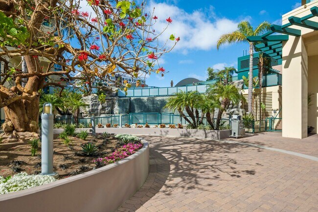 Building Photo - Spectacular Marina District 3-Bedroom Pent...