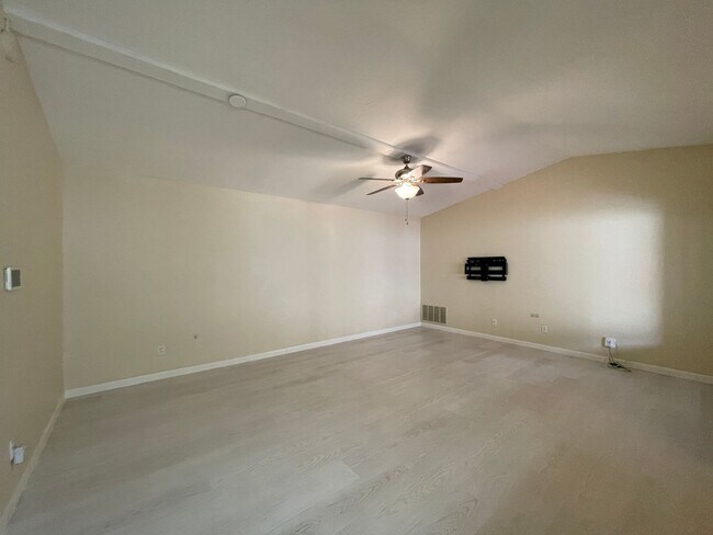 Building Photo - Light and Bright 3 Bedroom 2 Bath Oceanside Home!