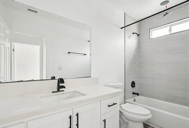 Building Photo - 4BED/3BATH IN BOYLE HEIGHTS!