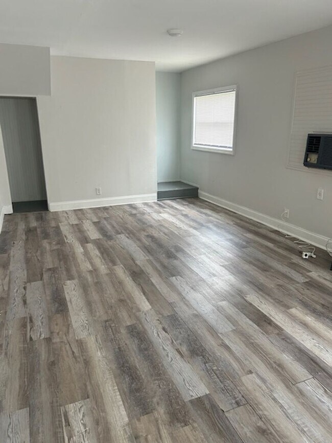 Building Photo - Well maintained 3/2 centrally located and available now!