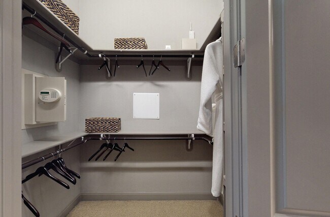 Building Photo - Exclusive 2-Bed | 100% Off First Month!