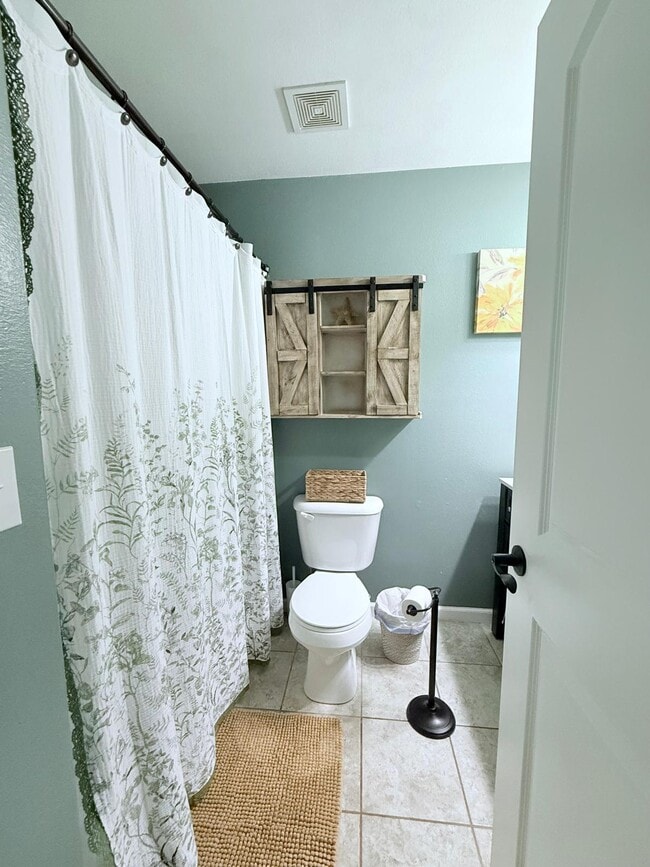 Building Photo - 806 Hawks Cir Dr