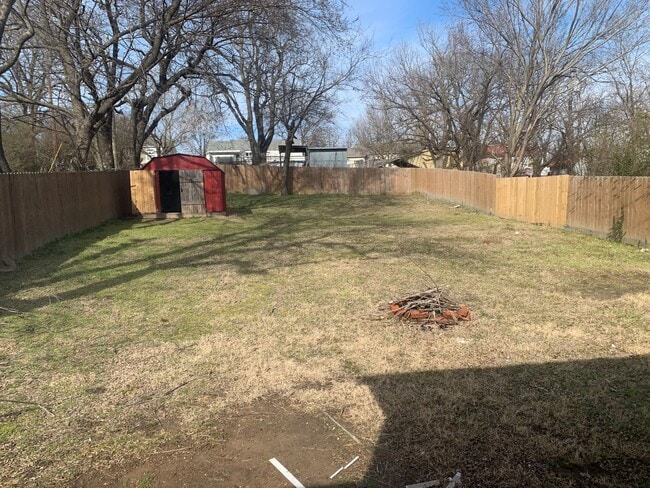 Building Photo - Charming 2-Bed with Bonus Space & Private ...