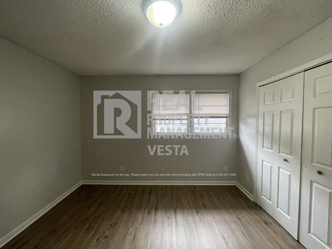 Building Photo - Spacious Two Bedroom Apartment in Warner R...