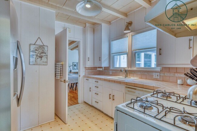 Building Photo - Charming Furnished Two Bedroom Cottage in Carmel-by-the-Sea