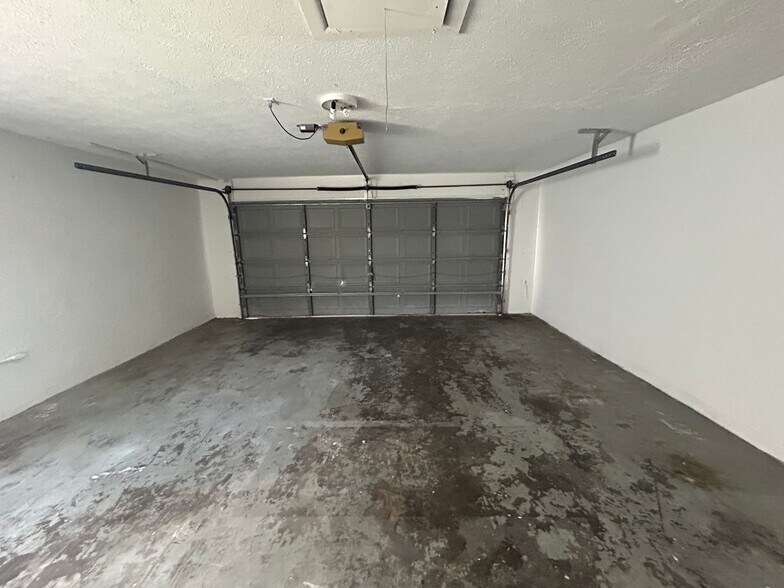 Building Photo - Freshly painted interior and new carpet in living room spacious home off Country Club Blvd