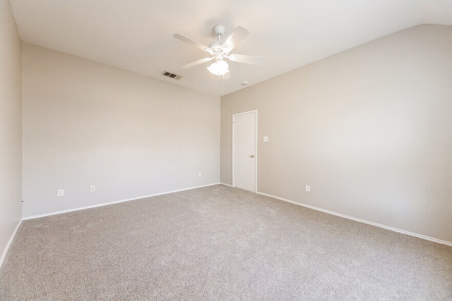 Building Photo - 302 S Chestnut St