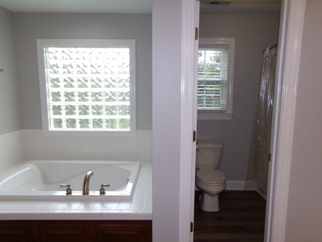 Building Photo - Beautiful Home in Indian Hills