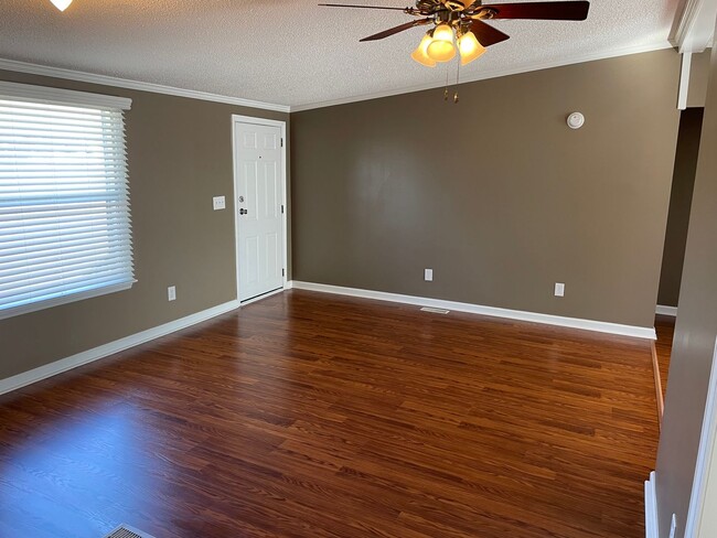 Building Photo - Newly Renovated 3 Bed, 2 Bath