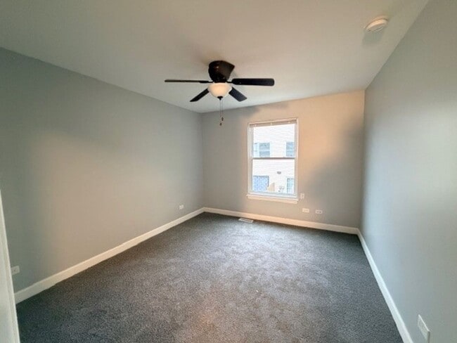 Building Photo - Large 3 Bedroom 1 Bath Townhome