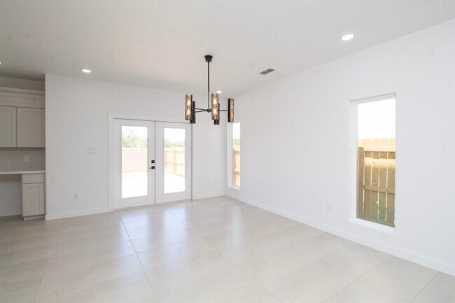 Building Photo - 530 Silvana Dr