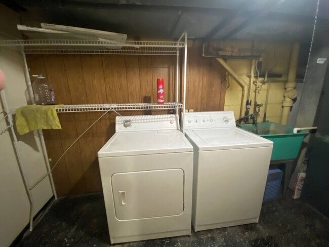 Building Photo - A spacious two bedroom, one and one half bath condo townhouse located in the northern section of ...