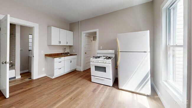Primary Photo - 838 Yale St